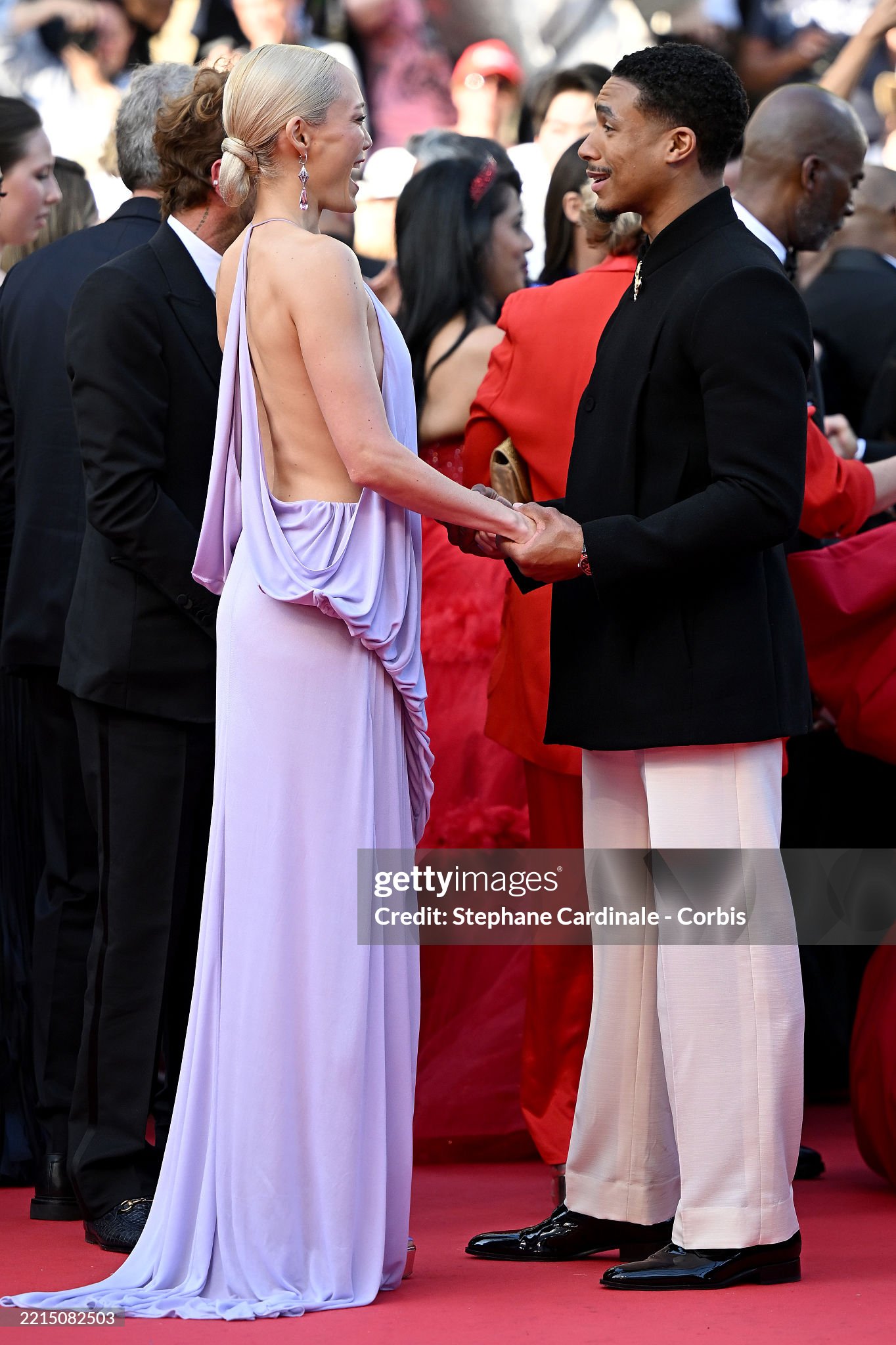 Thảm đỏ Cannes ngày 2: Tom Cruise giật trọn spotlight, Chompoo Araya lên đồ 