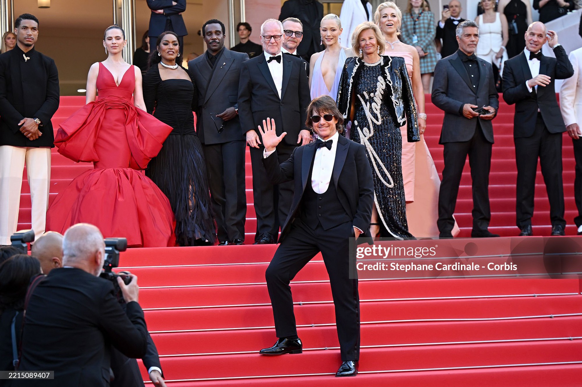 Thảm đỏ Cannes ngày 2: Tom Cruise giật trọn spotlight, Chompoo Araya lên đồ 