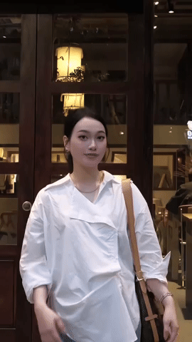 Cô gái Nghệ An để lộ vòng 2 lùm lùm nghi vấn mang bầu với Hồ Văn Cường sau đám cưới- Ảnh 1.
