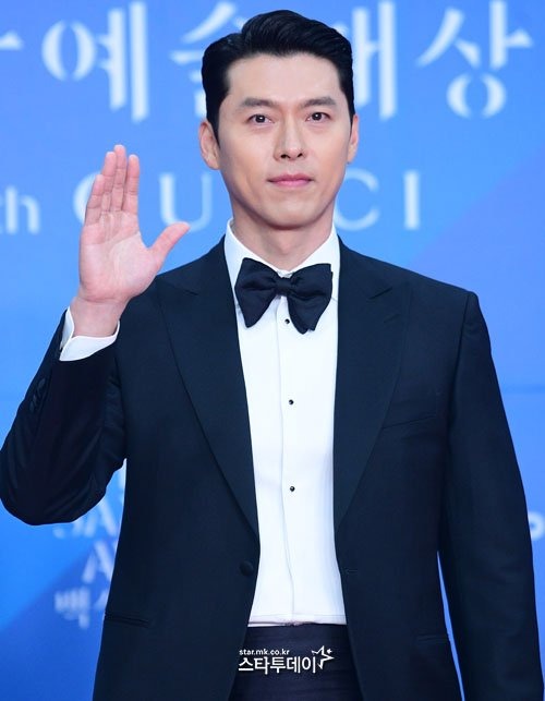 Không ai ngờ Hyun Bin trên thảm đỏ và ở nhà lại khác xa đến vậy- Ảnh 1.