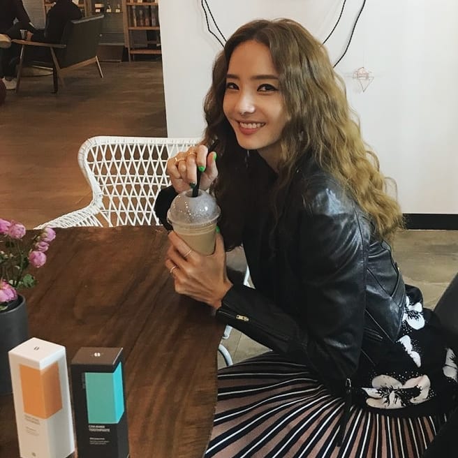 45 tuổi mà như gái đôi mươi: Han Chae Young khiến netizen hoang mang vì quá đẹp- Ảnh 4.