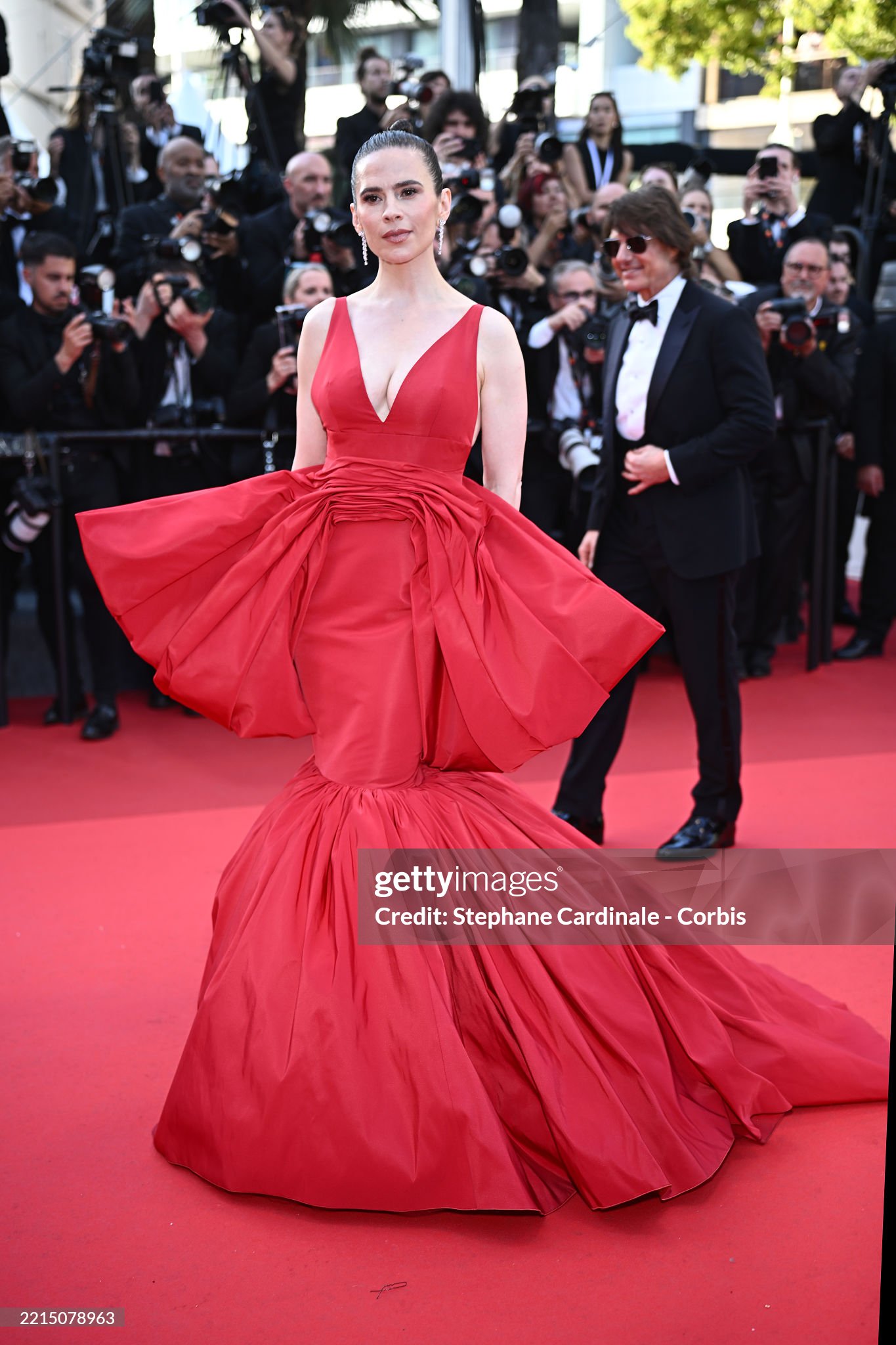 Thảm đỏ Cannes ngày 2: Tom Cruise giật trọn spotlight, Chompoo Araya lên đồ 