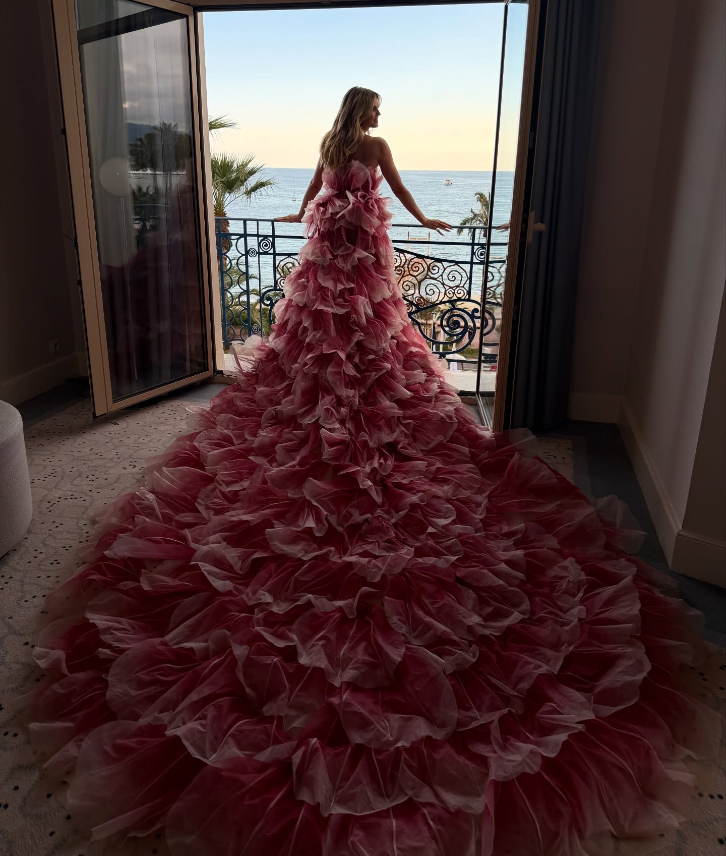 Nhờ luật mới của Cannes, cựu thiên thần mê hở bạo nhà Victoria's Secret bỗng đẹp lên hẳn- Ảnh 3.
