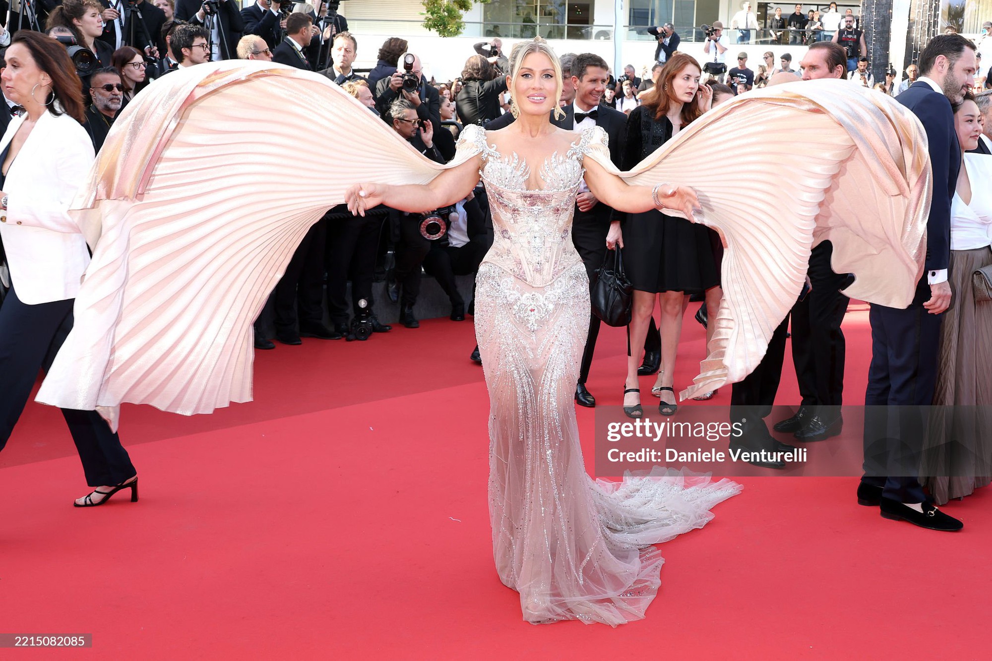 Thảm đỏ Cannes ngày 2: Tom Cruise giật trọn spotlight, Chompoo Araya lên đồ 