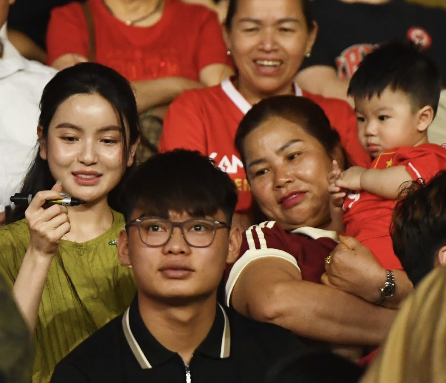 Tóm dính Chu Thanh Huyền lộ diện trên sân Hàng Đẫy giữa tin đồn phẫu thuật thẩm mỹ, nhan sắc khác xa ảnh tự đăng?- Ảnh 2. Tóm dính Chu Thanh Huyền lộ diện trên sân Hàng Đẫy giữa tin đồn phẫu thuật thẩm mỹ, nhan sắc khác xa ảnh tự đăng?- Ảnh 2.