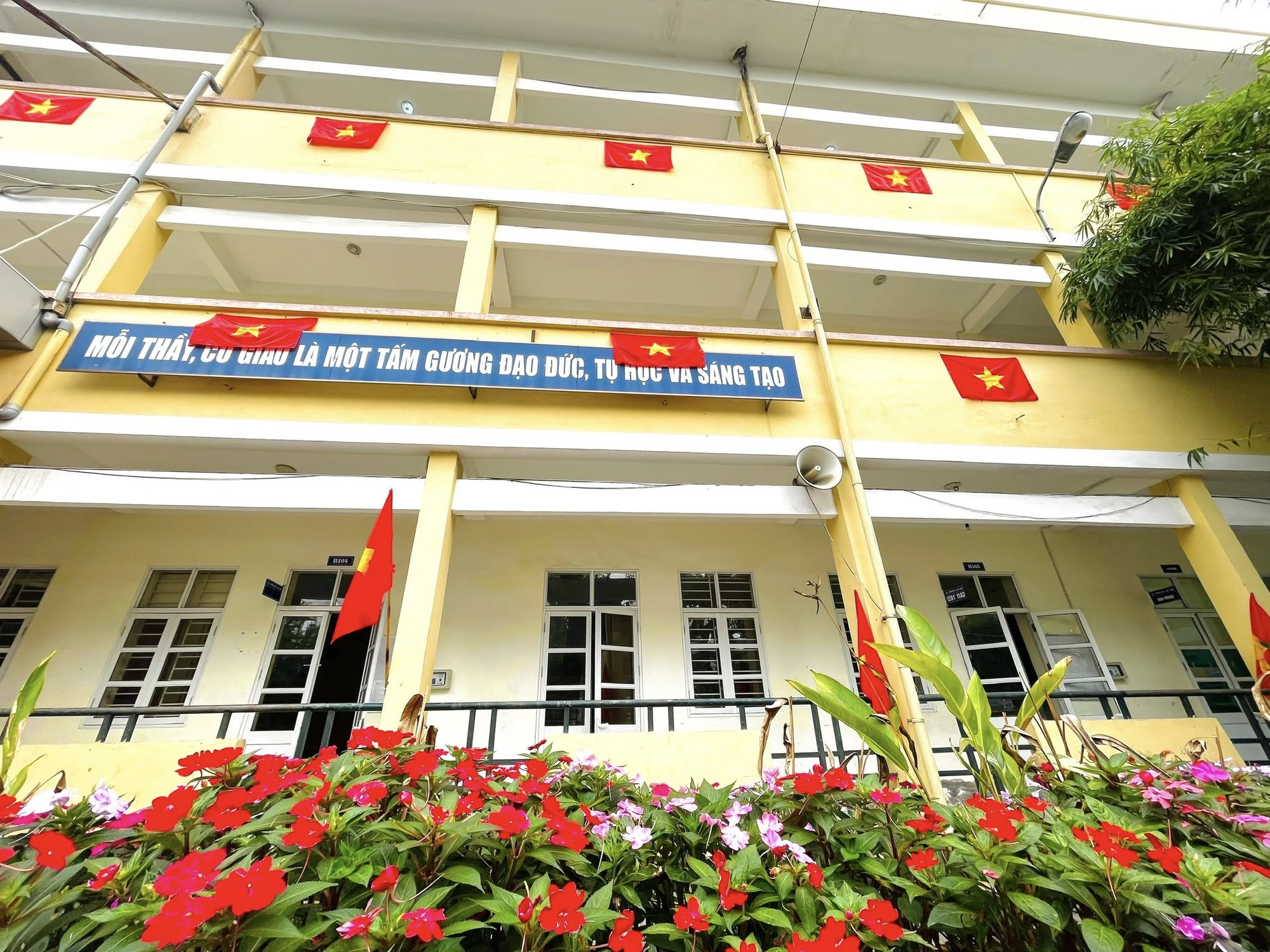 Ngôi trường có tỷ lệ chọi "căng" nhất trong kỳ thi lớp 10 công lập ở Hà Nội năm nay: Liên tục có điểm chuẩn thuộc top đầu- Ảnh 2. Ngôi trường có tỷ lệ chọi "căng" nhất trong kỳ thi lớp 10 công lập ở Hà Nội năm nay: Liên tục có điểm chuẩn thuộc top đầu- Ảnh 2.
