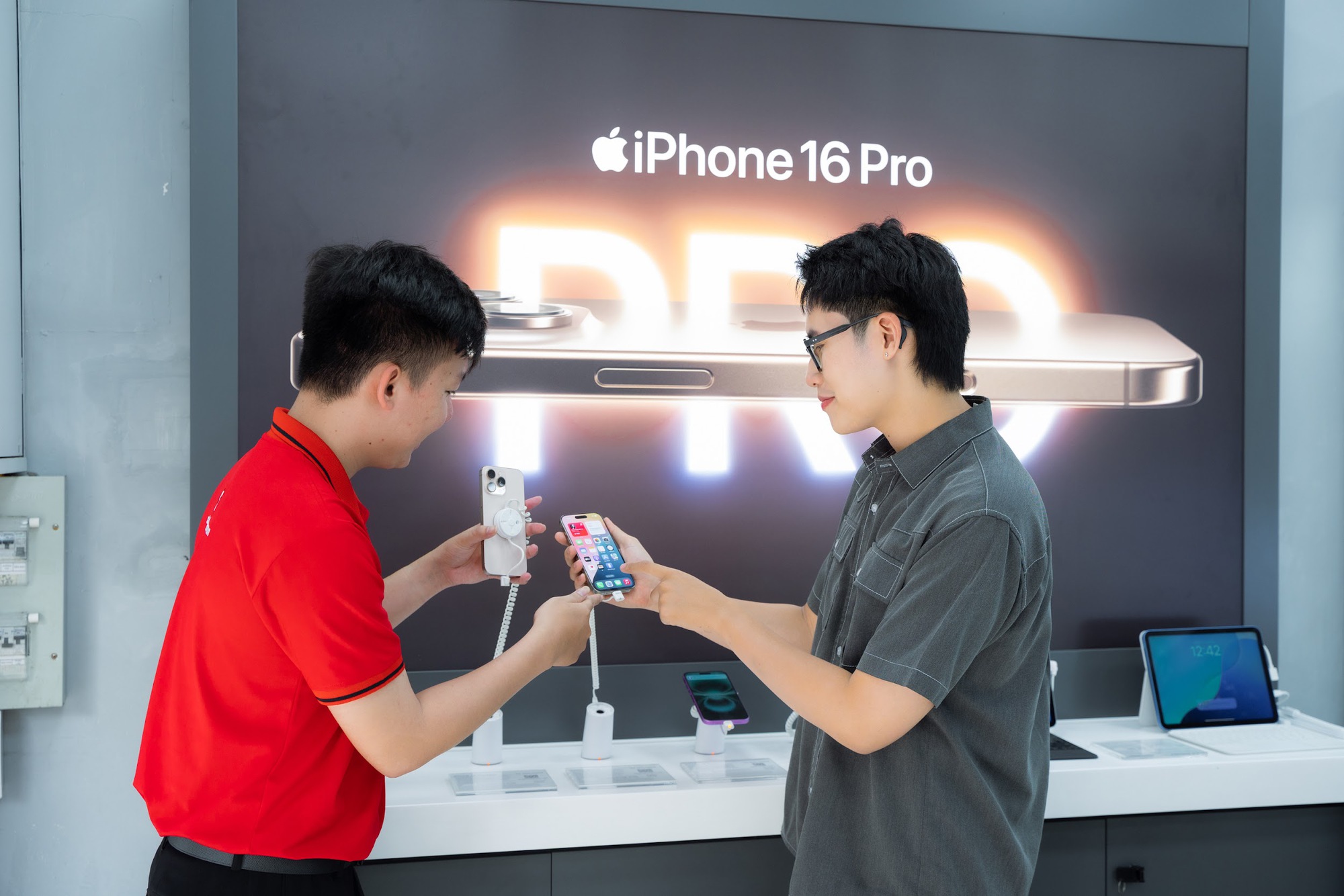 Lên đời iPhone 16 Pro Max nhận trợ giá đến 4 triệu, trả góp dễ dàng- Ảnh 3.