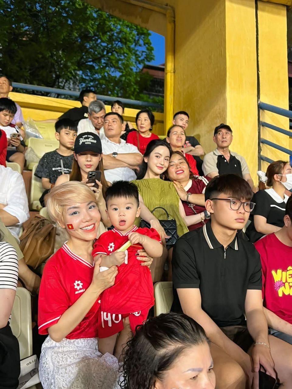 Chu Thanh Huyền chiếm spotlight khi đến SVĐ cổ vũ Quang Hải, xoá tan tin đồn nịnh mẹ chồng hơn mẹ đẻ bằng 1 hành động- Ảnh 2.