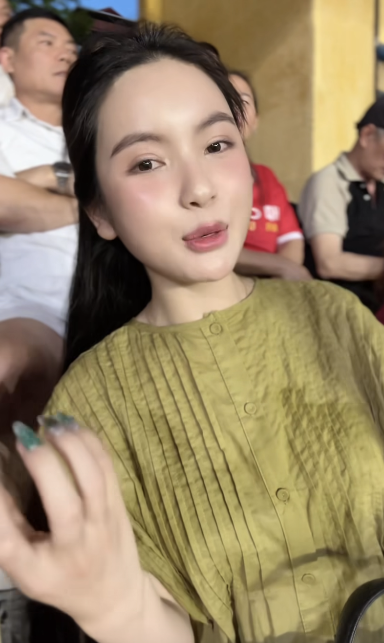 Chu Thanh Huyền chiếm spotlight khi đến SVĐ cổ vũ Quang Hải, xoá tan tin đồn nịnh mẹ chồng hơn mẹ đẻ bằng 1 hành động- Ảnh 1.