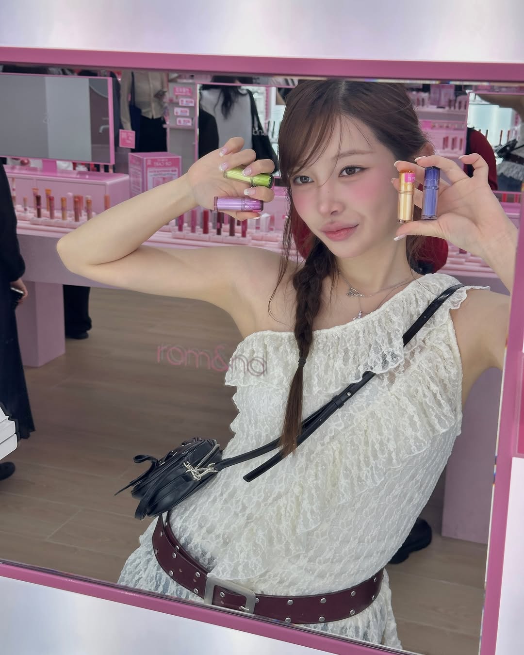 Màu son bị chê nhiều nhất năm nay lại được khen là “cá tính lạ”- Ảnh 12.