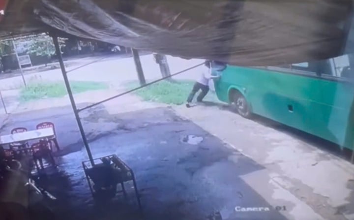 Ngăn xe bus trôi, một phụ xe ở Quảng Ngãi bị tông tử vong- Ảnh 1.