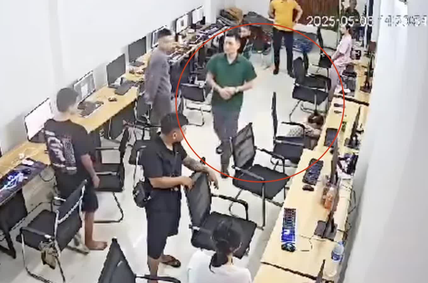 Vụ cán bộ công an phường ở Hà Nội bị tố đánh cô gái: Lý do kiểm tra công ty- Ảnh 1.