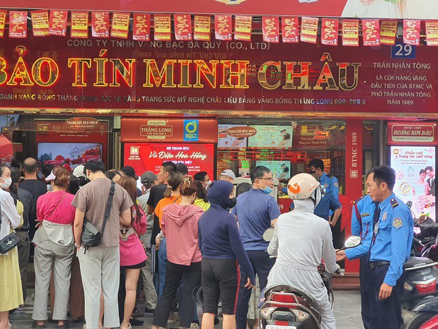 Người phụ nữ ở H&agrave; Nội mang v&agrave;ng chốt lời giữa d&ograve;ng người xếp h&agrave;ng mua: &ldquo;Kh&ocirc;ng g&igrave; tăng m&atilde;i được đ&acirc;u&rdquo;- Ảnh 1.