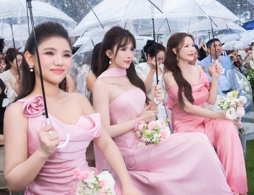 Dàn sao dự đám cưới Hồ Quỳnh Hương: Thiều Bảo Trâm khoe dáng gợi cảm, 