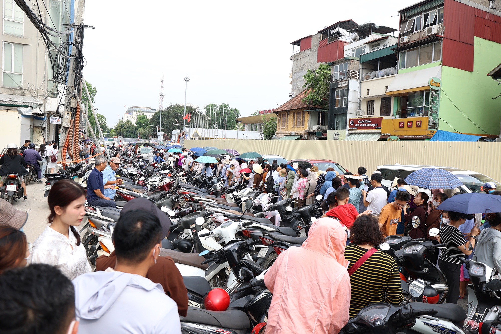 Hàng vạn người đổ về chùa Quán Sứ để chiêm bái xá lợi Phật trong ngày 15/5- Ảnh 11.