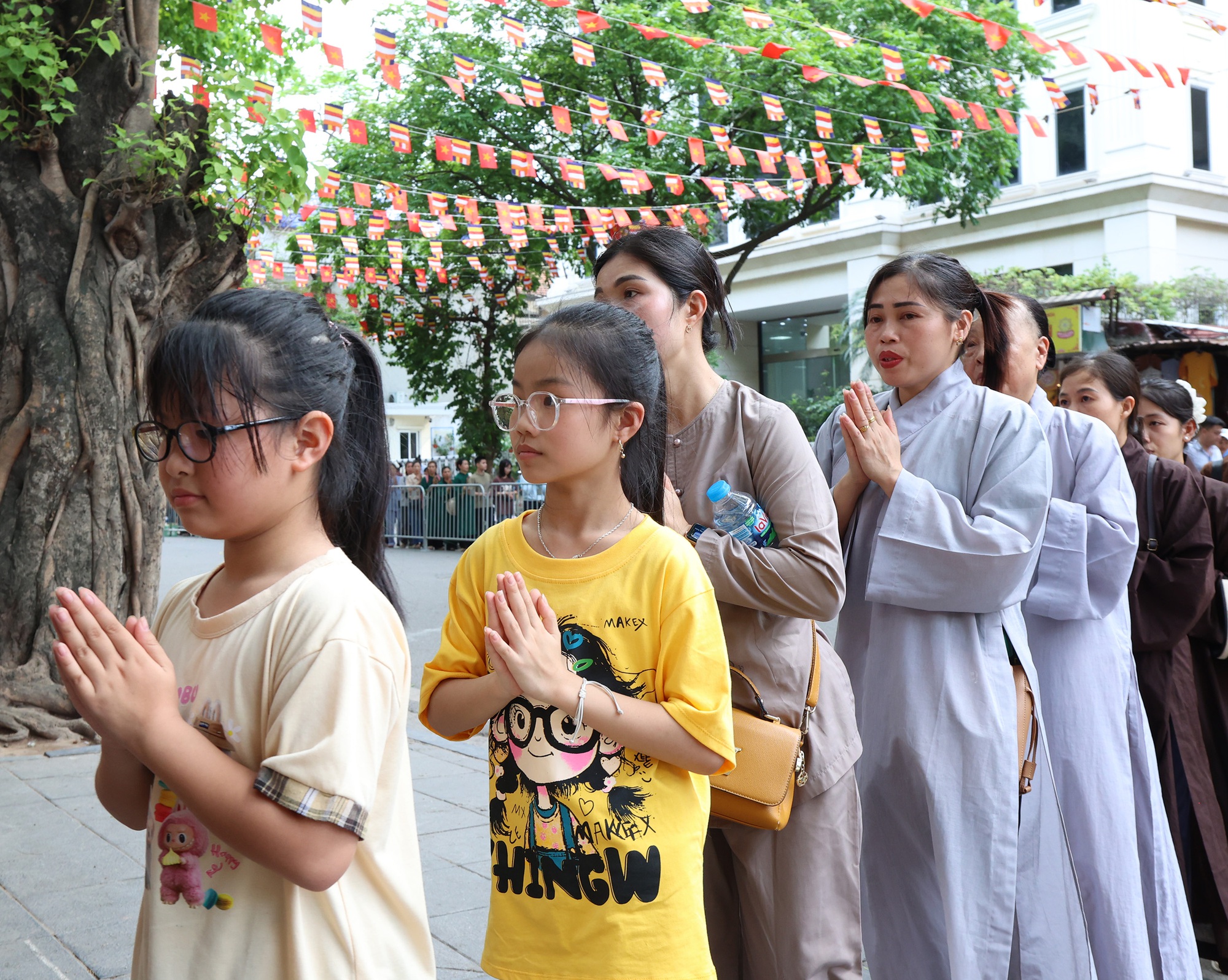 Hàng vạn người đổ về chùa Quán Sứ để chiêm bái xá lợi Phật trong ngày 15/5- Ảnh 7.