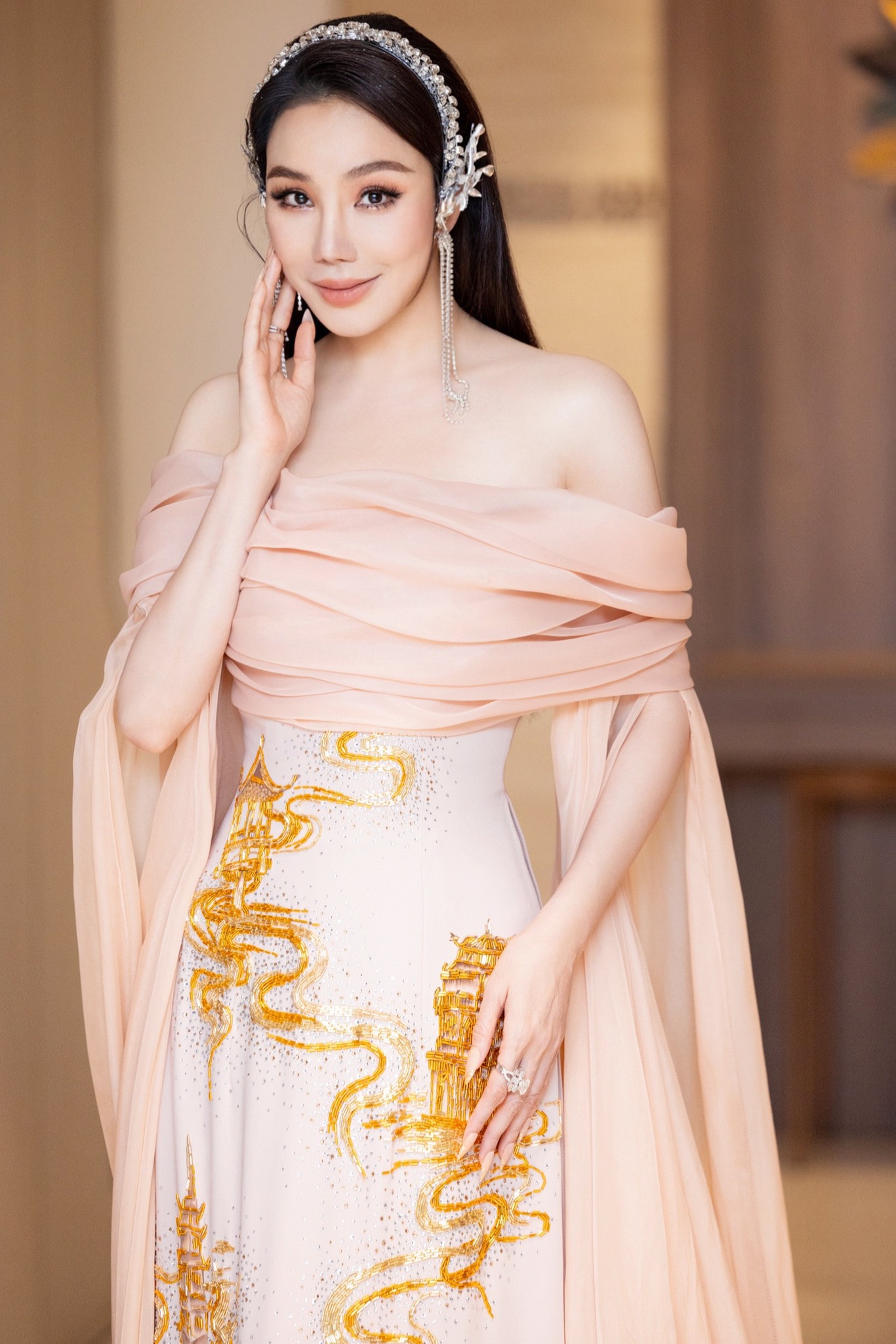 Hồ Quỳnh Hương và những lần diện áo dài khiến fan 