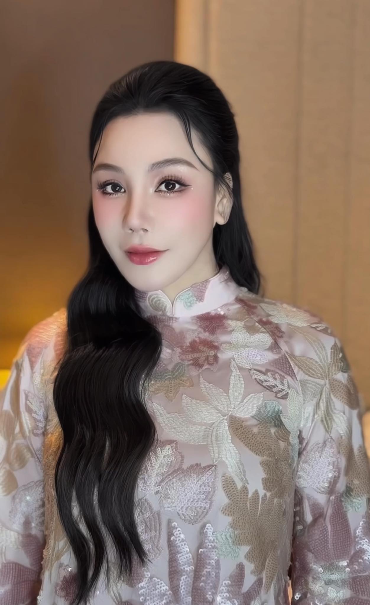Hồ Quỳnh Hương và những lần diện áo dài khiến fan 