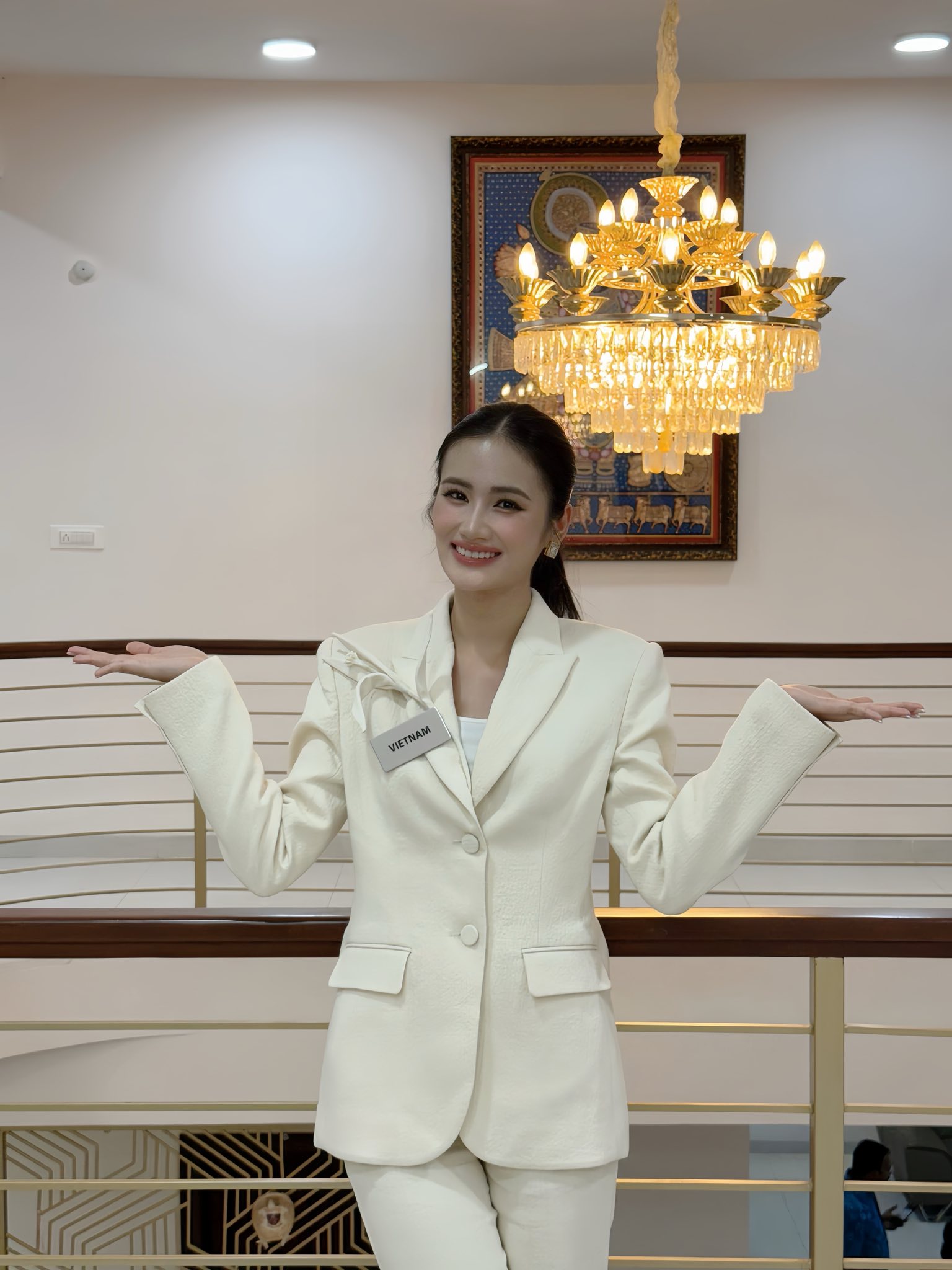 Ý Nhi xin vía Hoa hậu Thanh Thủy, diện cùng 1 thiết kế khi chinh chiến quốc tế- Ảnh 2.