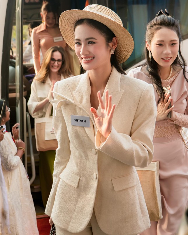 Ý Nhi xin vía Hoa hậu Thanh Thủy, diện cùng 1 thiết kế khi chinh chiến quốc tế- Ảnh 5.
