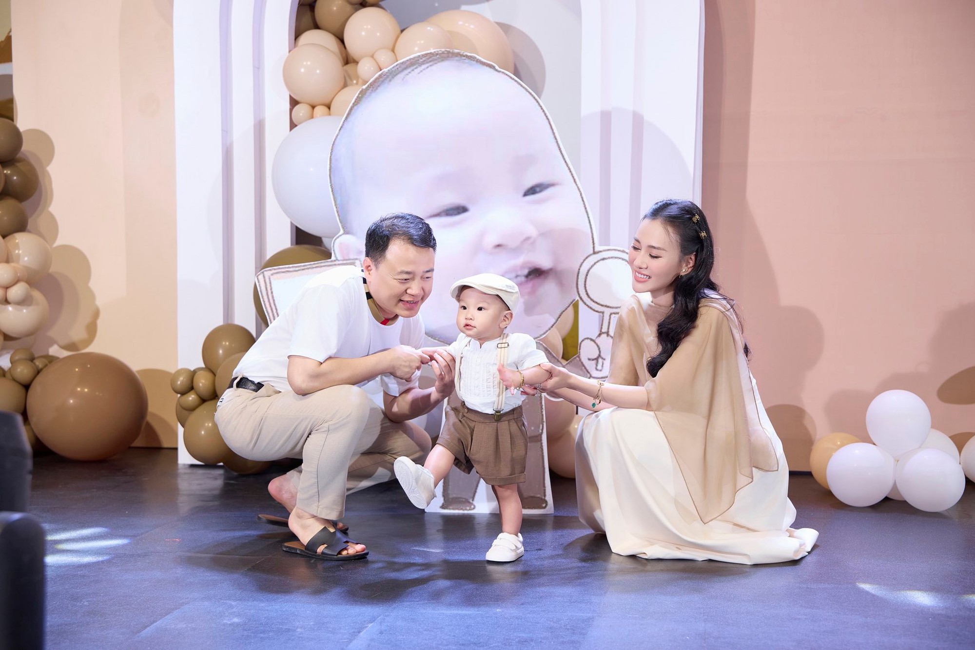 Khoảnh khắc hai con riêng của shark Bình chụp cùng ba mẹ con Phương Oanh gây chú ý- Ảnh 1.