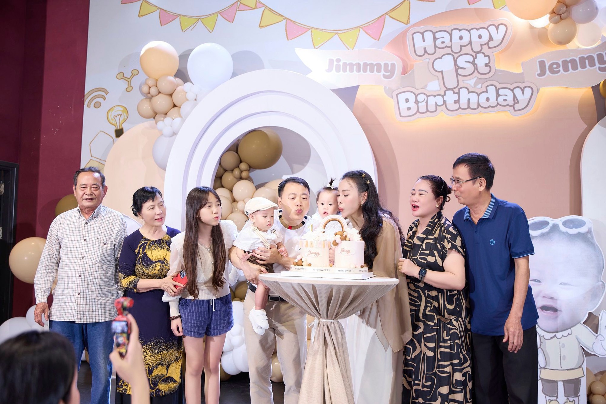 Khoảnh khắc hai con riêng của shark Bình chụp cùng ba mẹ con Phương Oanh gây chú ý- Ảnh 2.