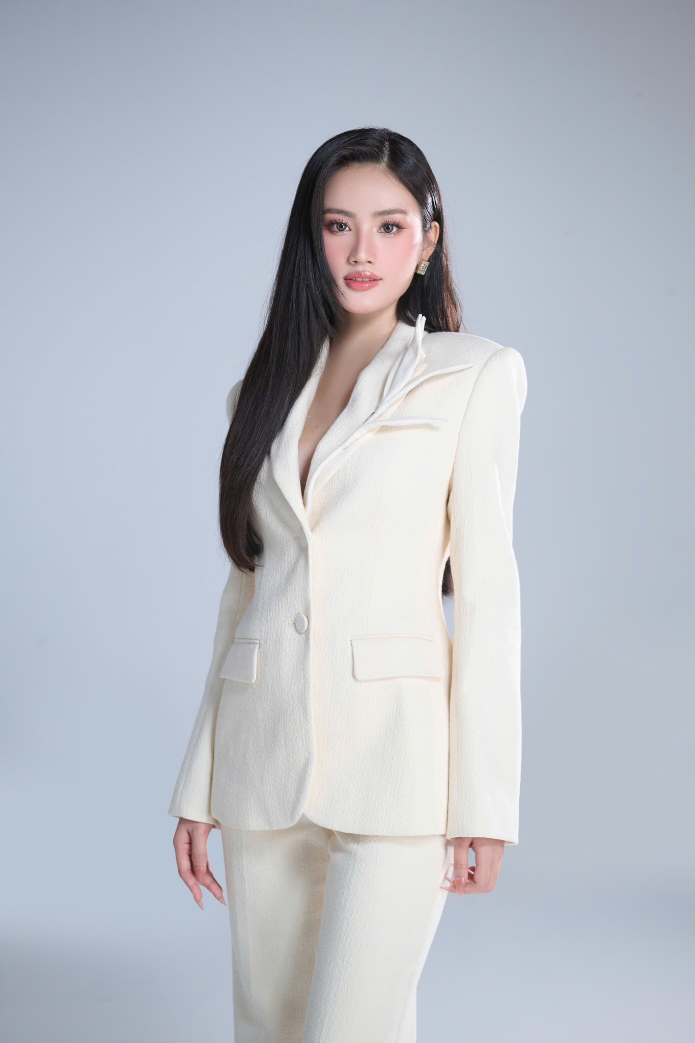 Ý Nhi xin vía Hoa hậu Thanh Thủy, diện cùng 1 thiết kế khi chinh chiến quốc tế- Ảnh 4.