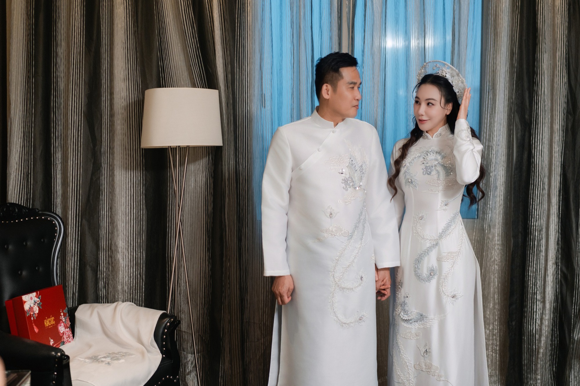 Đám cưới Hồ Quỳnh Hương: Chú rể lần đầu lộ diện, cô dâu mặc áo dài và 4 chiếc váy cưới khác biệt!- Ảnh 2.
