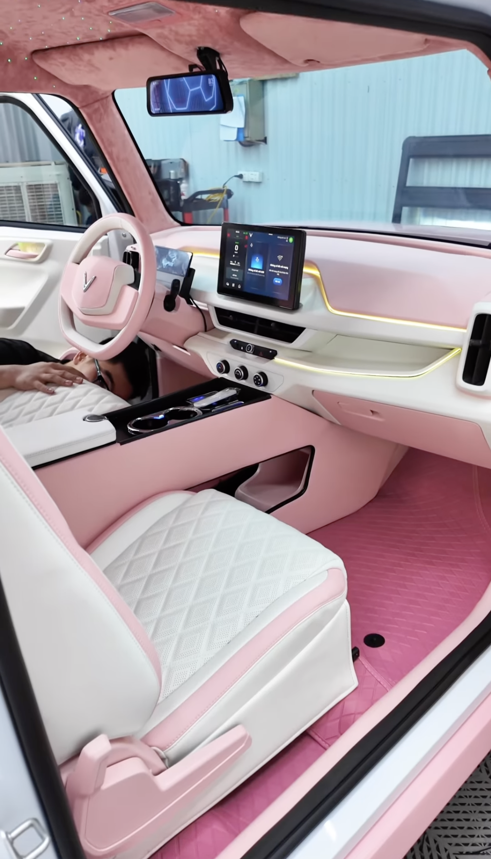 ‘Cá sấu chúa’ Quỳnh Nga tậu VinFast VF 3 dù đã có Mercedes C-Class, độ lại theo phong cách 'ngoan, xinh, yêu' khiến CĐM trầm trồ- Ảnh 5.