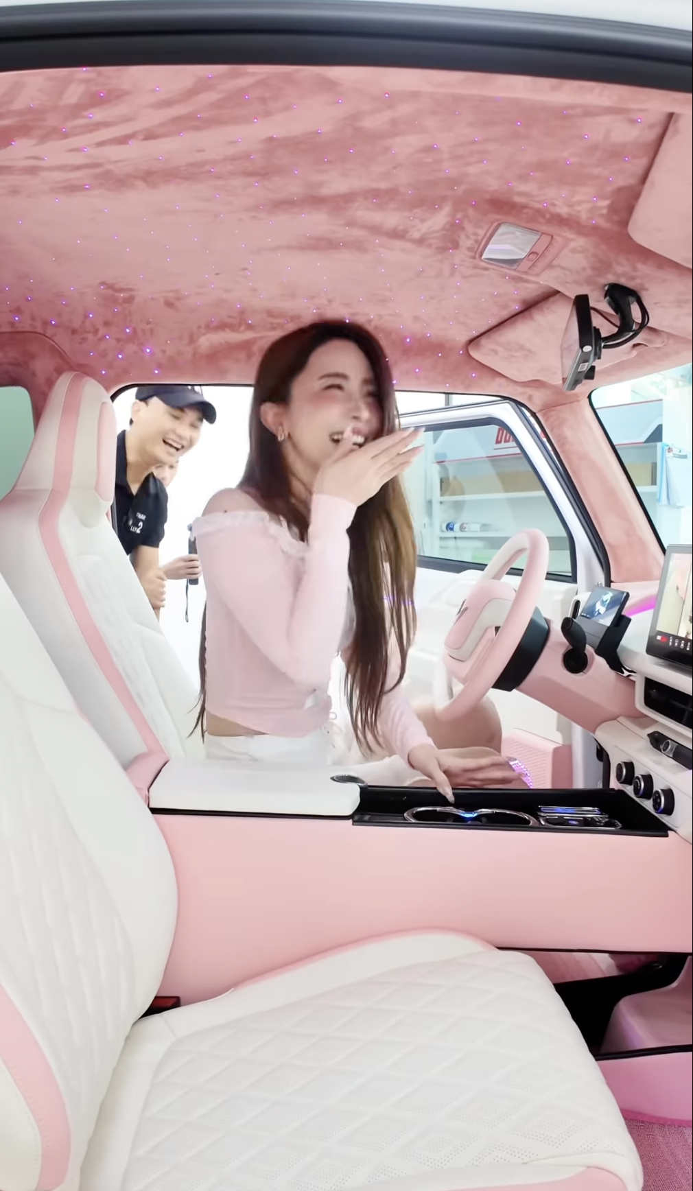 ‘Cá sấu chúa’ Quỳnh Nga tậu VinFast VF 3 dù đã có Mercedes C-Class, độ lại theo phong cách 'ngoan, xinh, yêu' khiến CĐM trầm trồ- Ảnh 4.