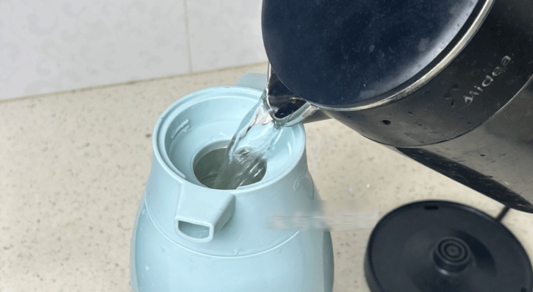 Dùng ấm siêu tốc mà mắc 6 SAI LẦM này, Dùng ấm siêu tốc mà mắc 6 SAI LẦM này,