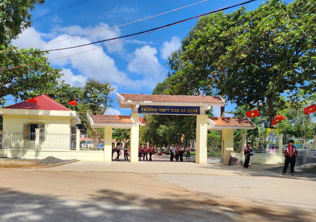 Vụ nhiều học sinh lớp 12 "tự nguyện" xin nghỉ học: 3 em đã được đi học lại- Ảnh 1.