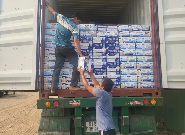 Khởi tố một cán bộ hải quan tiếp tay buôn lậu hơn 4.000 thùng sữa từ Mỹ về Việt Nam- Ảnh 1.