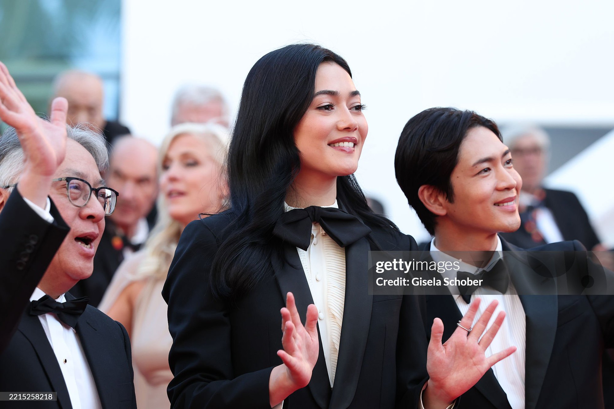 Thảm đỏ Cannes ngày 3: Chung Sở Hi đẹp phát sáng, cùng Chompoo Araya Thảm đỏ Cannes ngày 3: Chung Sở Hi đẹp phát sáng, cùng Chompoo Araya