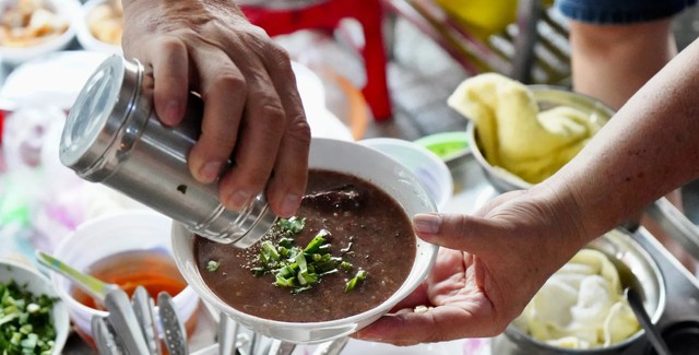 Không phải phở, bánh mì, món ăn chưa tới 30.000đ/bát này mới là hương vị Việt lọt top ngon nhất châu Á- Ảnh 3.