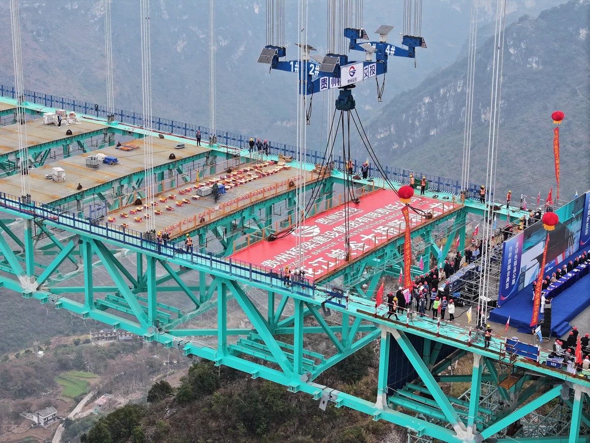 Băng qua "vết nứt Trái đất" chỉ trong 120 giây: Siêu công trình của Trung Quốc khiến thế giới choáng ngợp- Ảnh 1.