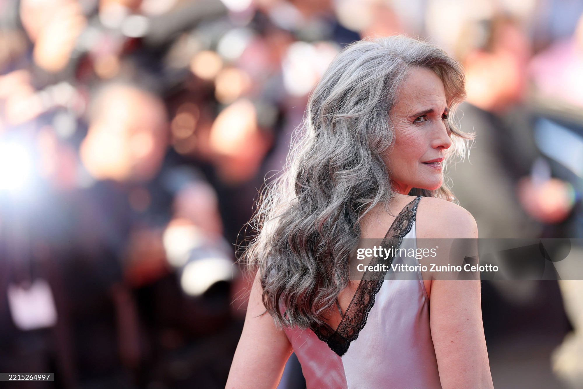 Thảm đỏ Cannes ngày 3: Chung Sở Hi đẹp phát sáng, cùng Chompoo Araya Thảm đỏ Cannes ngày 3: Chung Sở Hi đẹp phát sáng, cùng Chompoo Araya