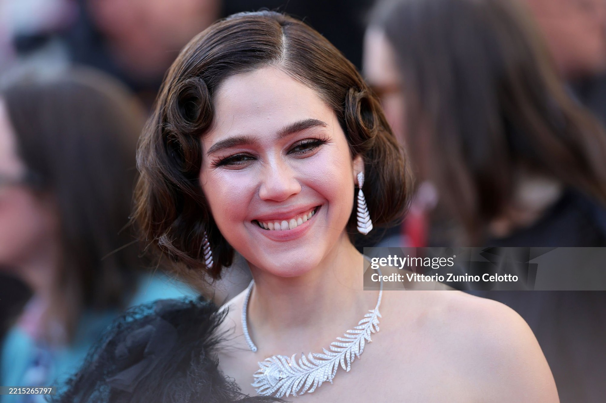 Thảm đỏ Cannes ngày 3: Chung Sở Hi đẹp phát sáng, cùng Chompoo Araya Thảm đỏ Cannes ngày 3: Chung Sở Hi đẹp phát sáng, cùng Chompoo Araya