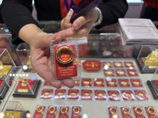 Người phụ nữ ở H&agrave; Nội mang v&agrave;ng chốt lời giữa d&ograve;ng người xếp h&agrave;ng mua: &ldquo;Kh&ocirc;ng g&igrave; tăng m&atilde;i được đ&acirc;u&rdquo;- Ảnh 3.