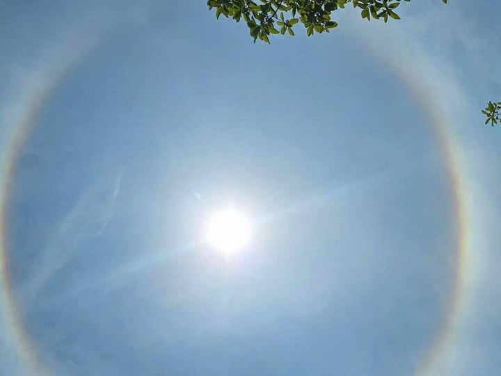 Hào quang mặt trời xuất hiện ở Hà Nội, ngàn người chiêm bái xá lợi Phật xúc động- Ảnh 1.