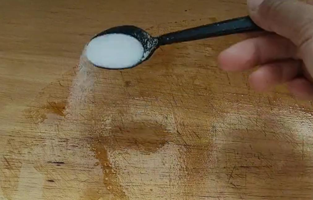 Tôi thử vệ sinh thớt theo cách không ai ngờ: Nấm mốc đen biến mất, gỗ sáng lại và cả nhà yên tâm ăn uống- Ảnh 2.