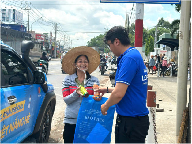 Những nụ cười mát lành giữa trưa hè từ xe nước miễn phí của Long Châu- Ảnh 3.