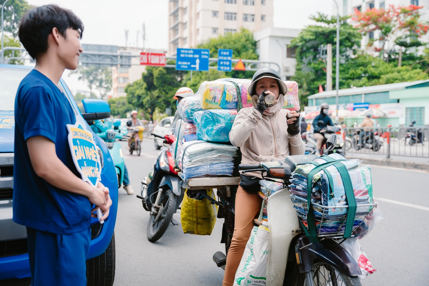 Những nụ cười mát lành giữa trưa hè từ xe nước miễn phí của Long Châu- Ảnh 4.