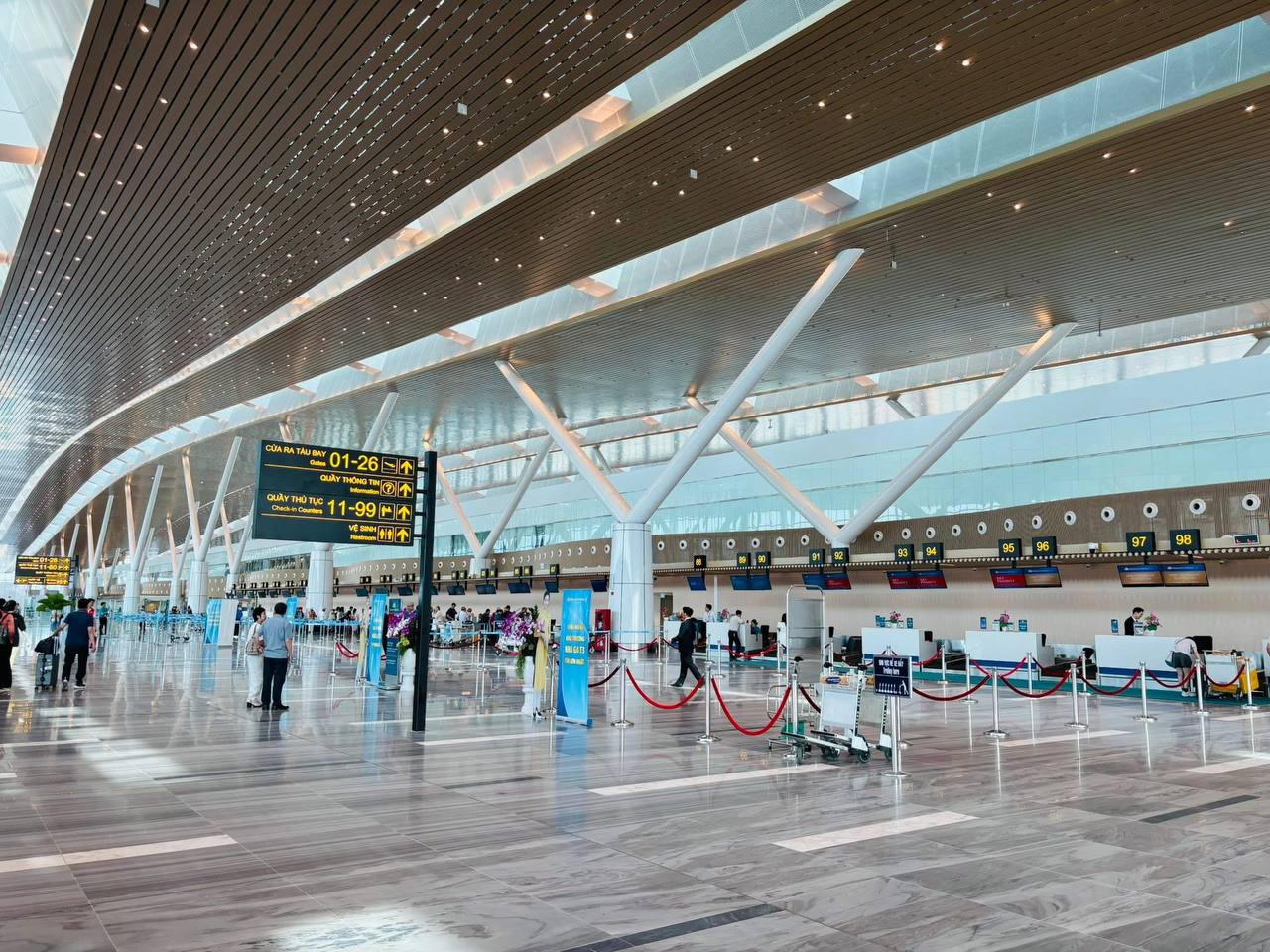 Không muốn trễ chuyến bay khi đến nhà ga T3, du khách thấy biển báo này phải "quẹo gấp"- Ảnh 1.