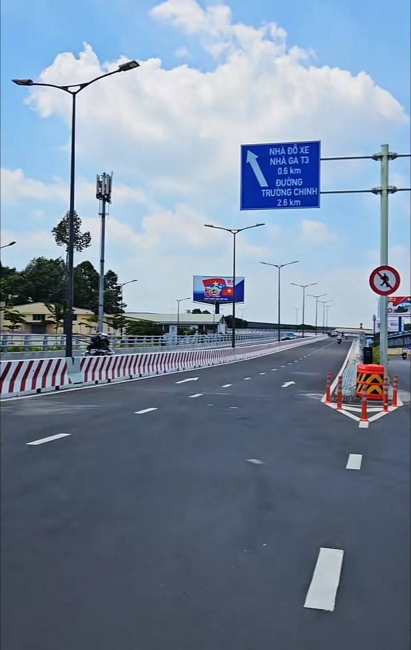 Không muốn trễ chuyến bay khi đến nhà ga T3, du khách thấy biển báo này phải "quẹo gấp"- Ảnh 8.