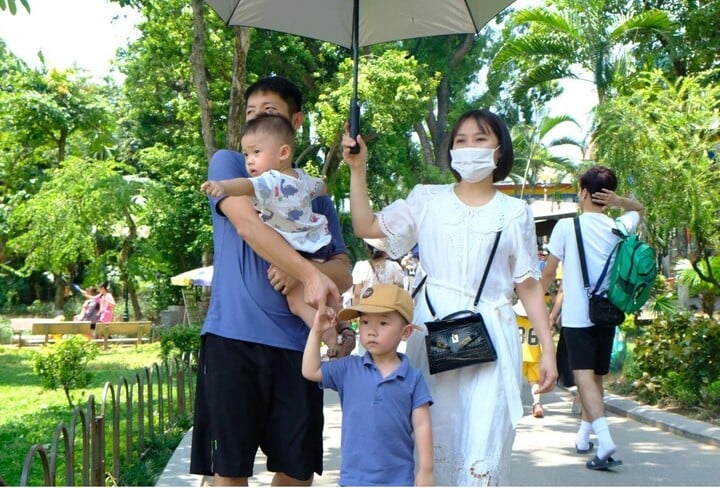 Bộ Chính trị yêu cầu có chính sách hỗ trợ phụ nữ sinh đủ hai con trước 35 tuổi- Ảnh 1.