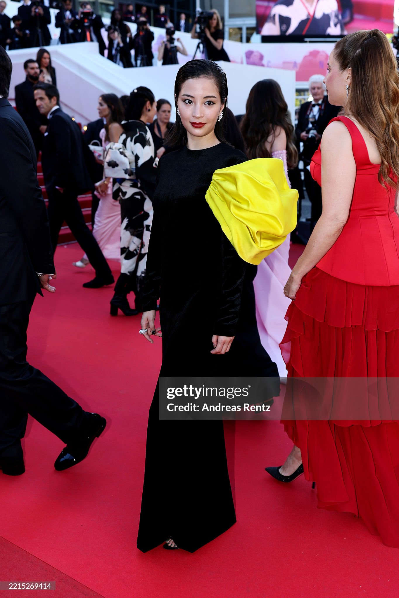 Thảm đỏ Cannes ngày 3: Chung Sở Hi đẹp phát sáng, cùng Chompoo Araya Thảm đỏ Cannes ngày 3: Chung Sở Hi đẹp phát sáng, cùng Chompoo Araya
