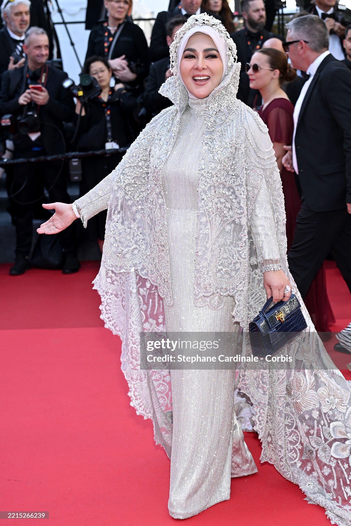 Thảm đỏ Cannes ngày 3: Chung Sở Hi đẹp phát sáng, cùng Chompoo Araya Thảm đỏ Cannes ngày 3: Chung Sở Hi đẹp phát sáng, cùng Chompoo Araya