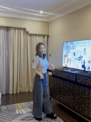 Lý Nhã Kỳ chúc mừng Hồ Quỳnh Hương