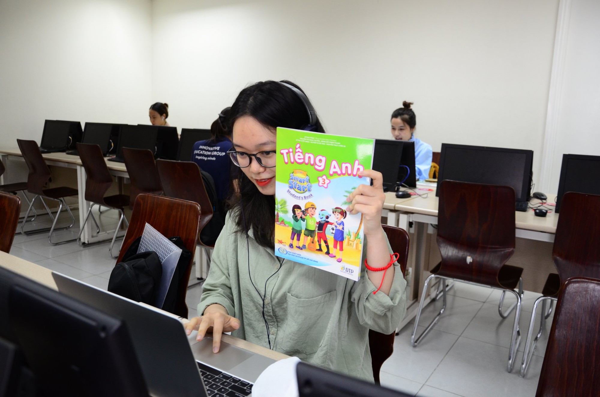 1 giáo viên tiếng Anh, 18 trường tiểu học, 76 lớp và 2.609 học sinh: Hành trình gieo chữ trên đá của Đại sứ WeChoice 2024- Ảnh 4.